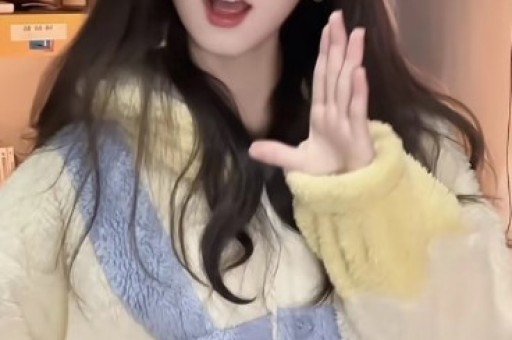 南通网友爆料：一车辆四脚朝天！围着一堆吃瓜群众……